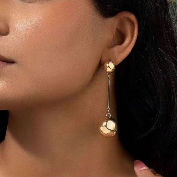 Elegant Drop Earrings balls holidays NWT 💕💕🔥🔥 - Picture 3 of 3